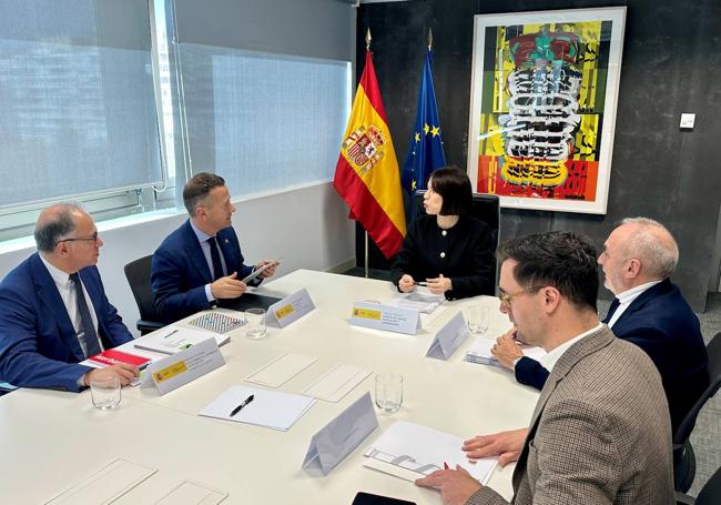 Bildarratz, Morant y sus respectivos equipos, durante el encuentro mantenido este martes.