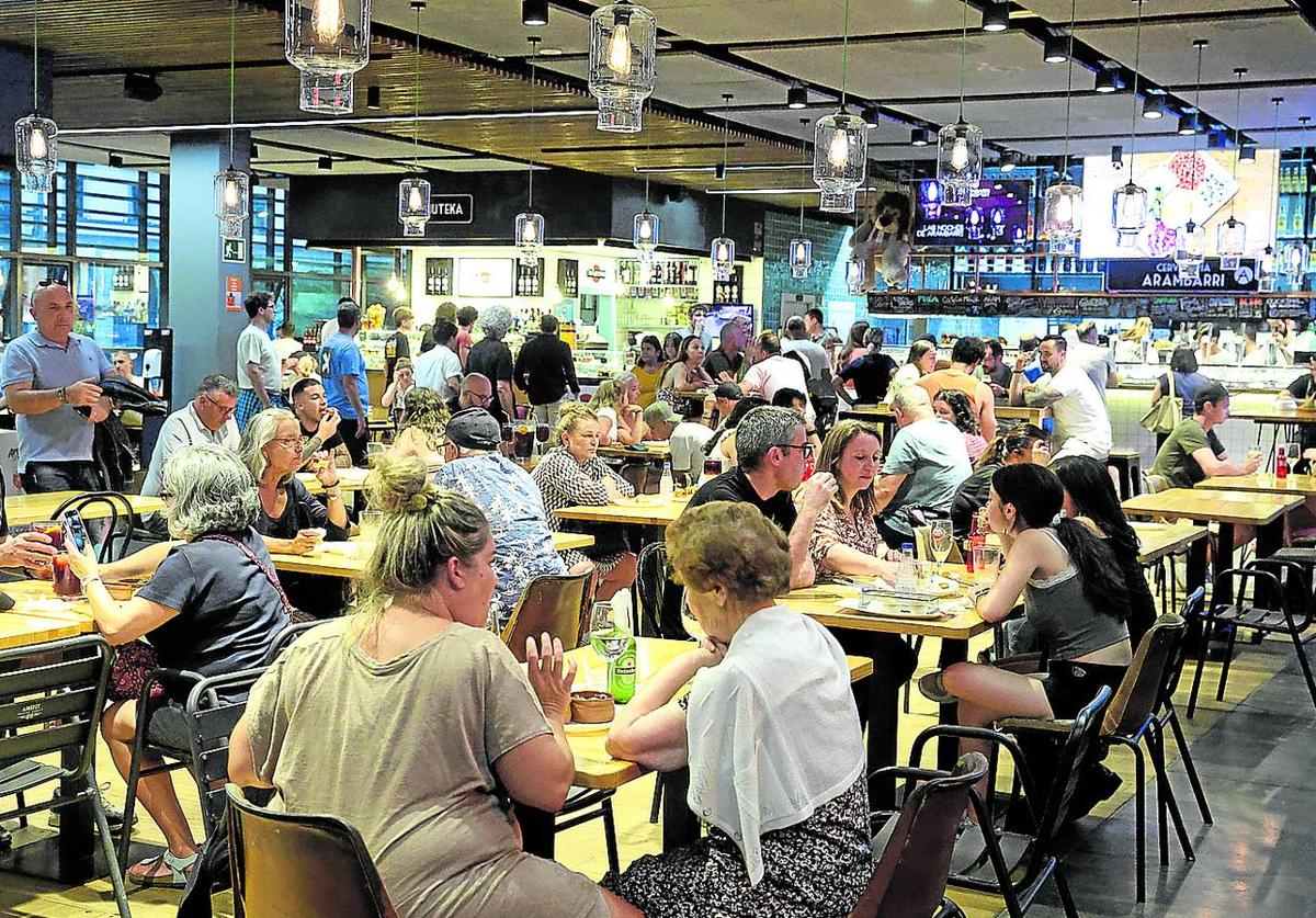 Los gastrobares del Mercado de La Ribera son un punto de atracción para muchos turistas.