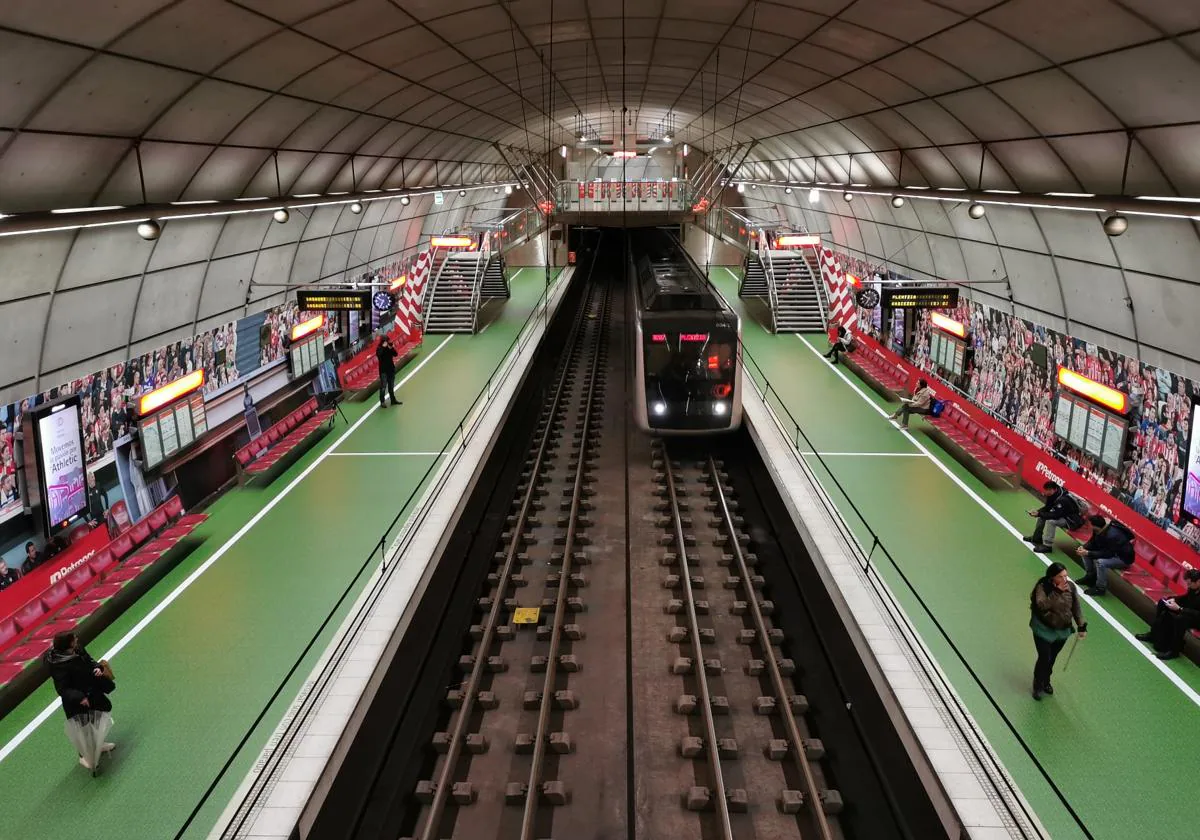 La estación de metro de Moyua se engalana para la final de Copa y se  convierte en una réplica de San Mamés | El Correo