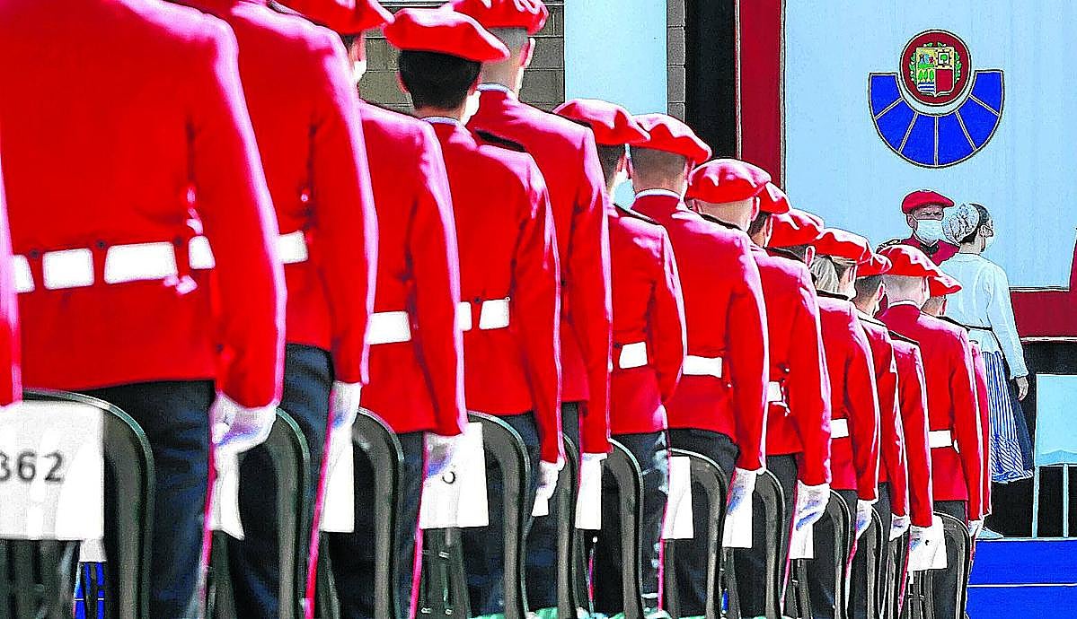 Ertzainas forman en la academia de Arkaute.