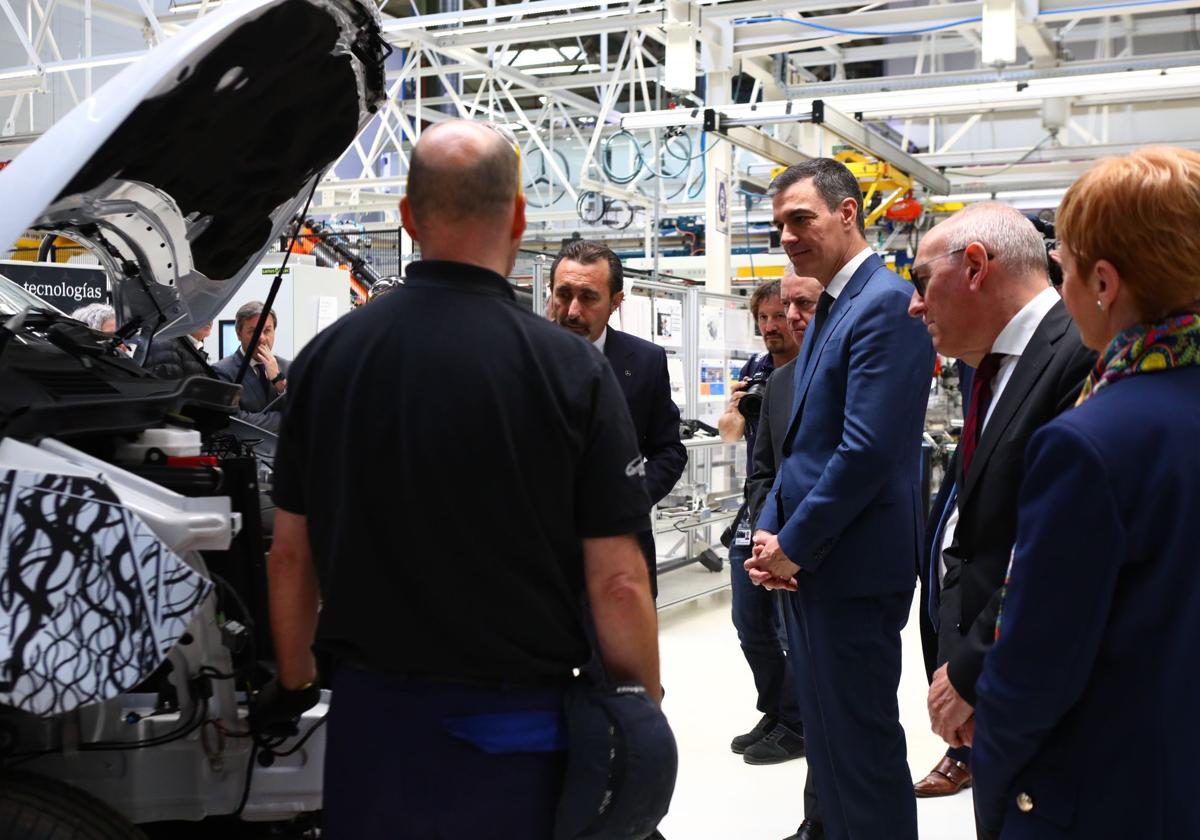 Pedro Sánchez, en la visita a Mercedes Benz en Vitoria.