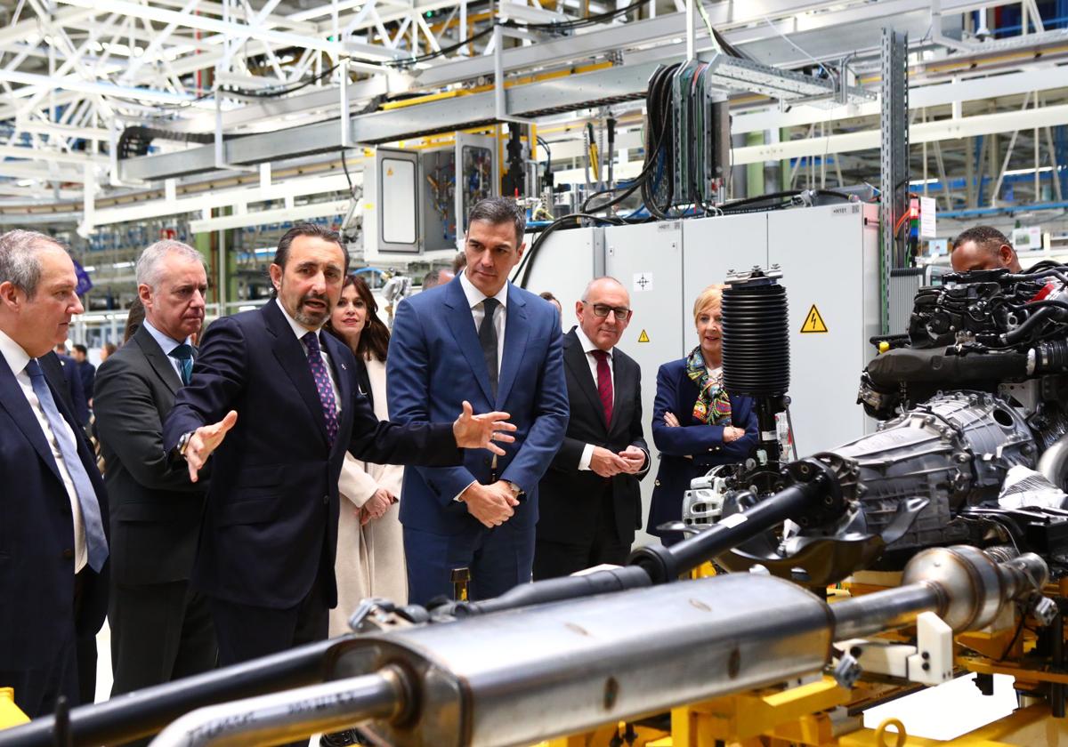 Pedro Sánchez y el resto de autoridades, durante la visita a la fábrica de Mercedes.