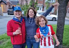 Amaia, a la derecha, celebra con sus vecina los triunfos del Athletic.