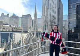 Una oficina con vistas. Keltse Arroyo no dudó en acudir vestida del Athletic a su trabajo para hacerse la foto.