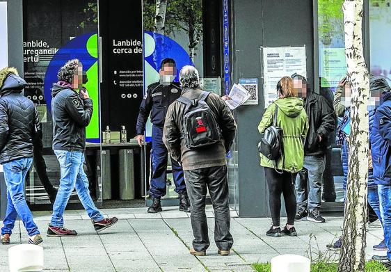 Nuevo sistema. Ciudadanos aguardan a las puertas de una oficina de Lanbide.