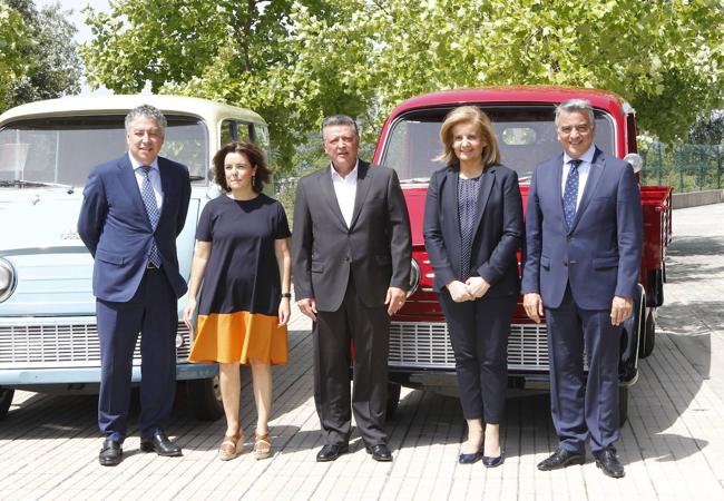 Soraya Sáenz de Santamaría y Fátima Báñez visitaron las instalaciones de Mercedes en julio de 2017.