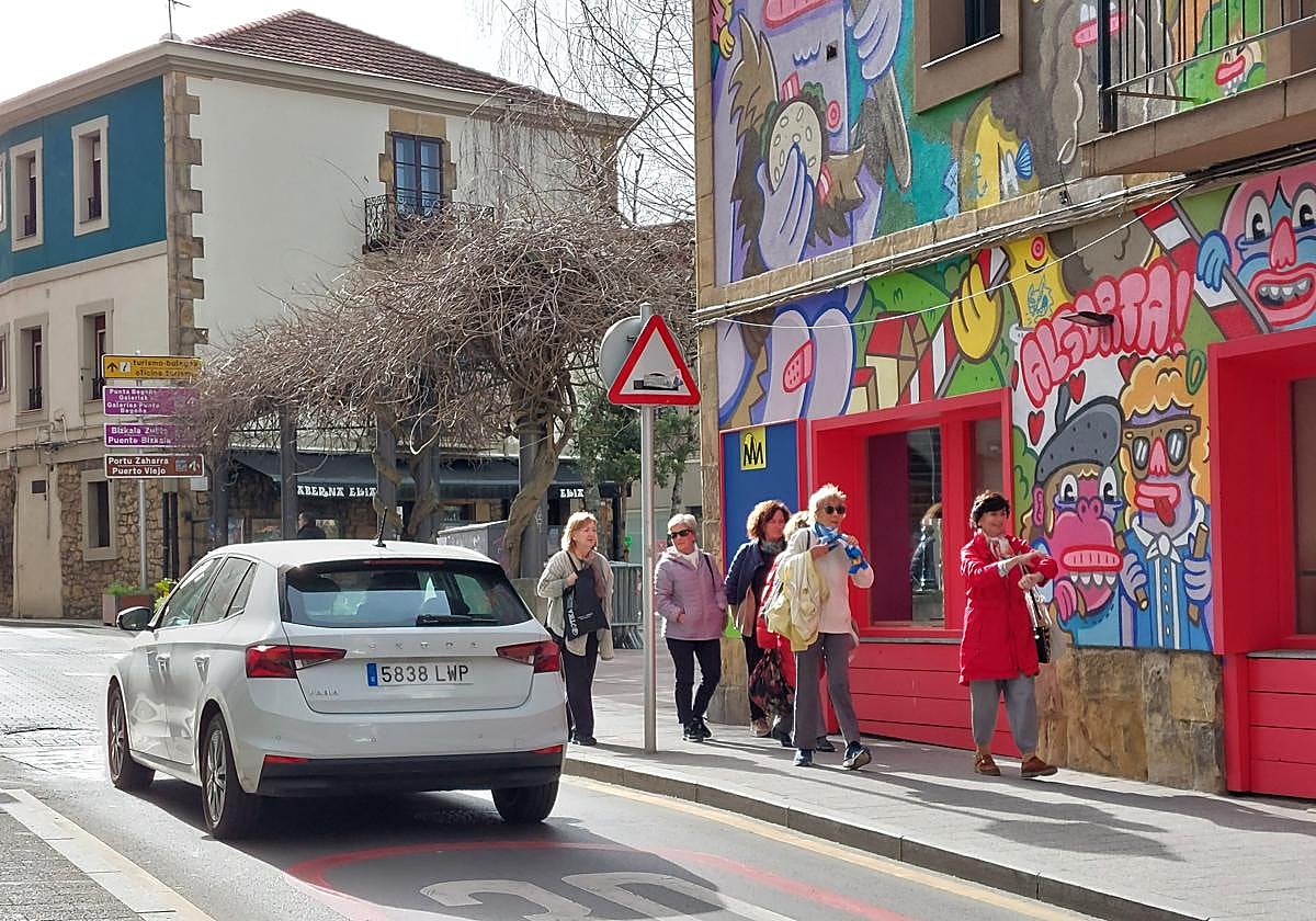 Un grupo de mujeres transitan por el centro de Algorta.