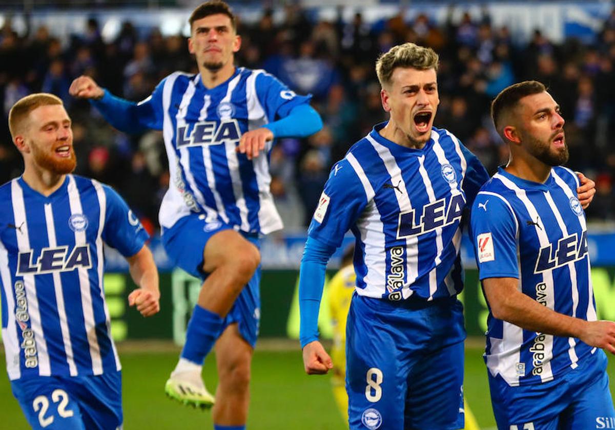 Los albiazules celebran el gol del triunfo ante el Cádiz, rival directo por la permanencia.