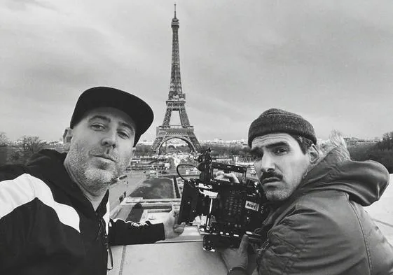 El ayudante de cámara, Asier Móchales, posa con Aitor Mendilibar con la Torre Eiffel de fondo.