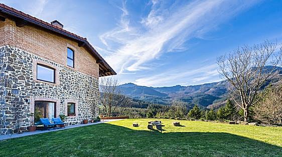 Una pareja convierte una vivienda de 300 años en una casa rural de cuento con vistas al Gorbea