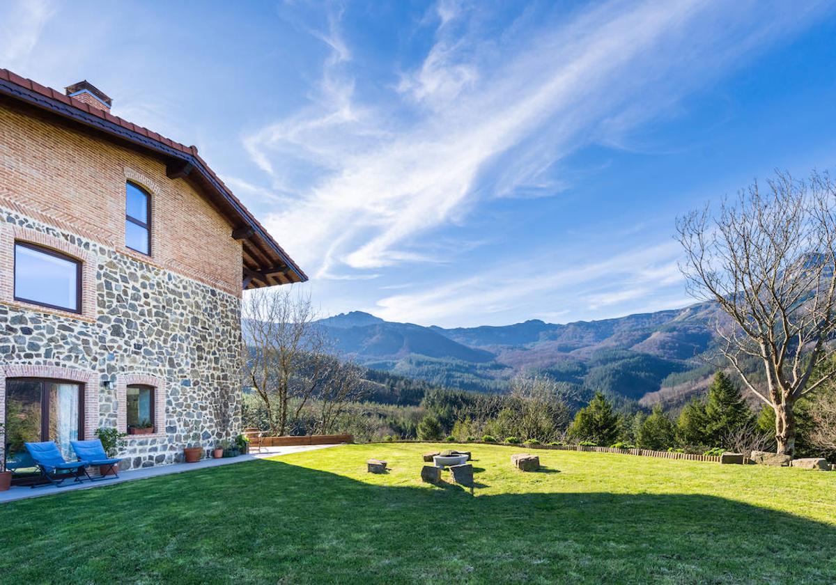 Una pareja convierte una vivienda de 300 años en una casa rural de cuento con vistas al Gorbea.