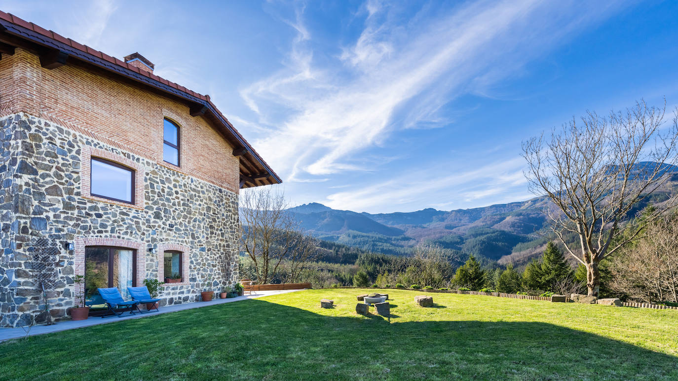 Una pareja convierte una vivienda de 300 años en una casa rural de cuento con vistas al Gorbea