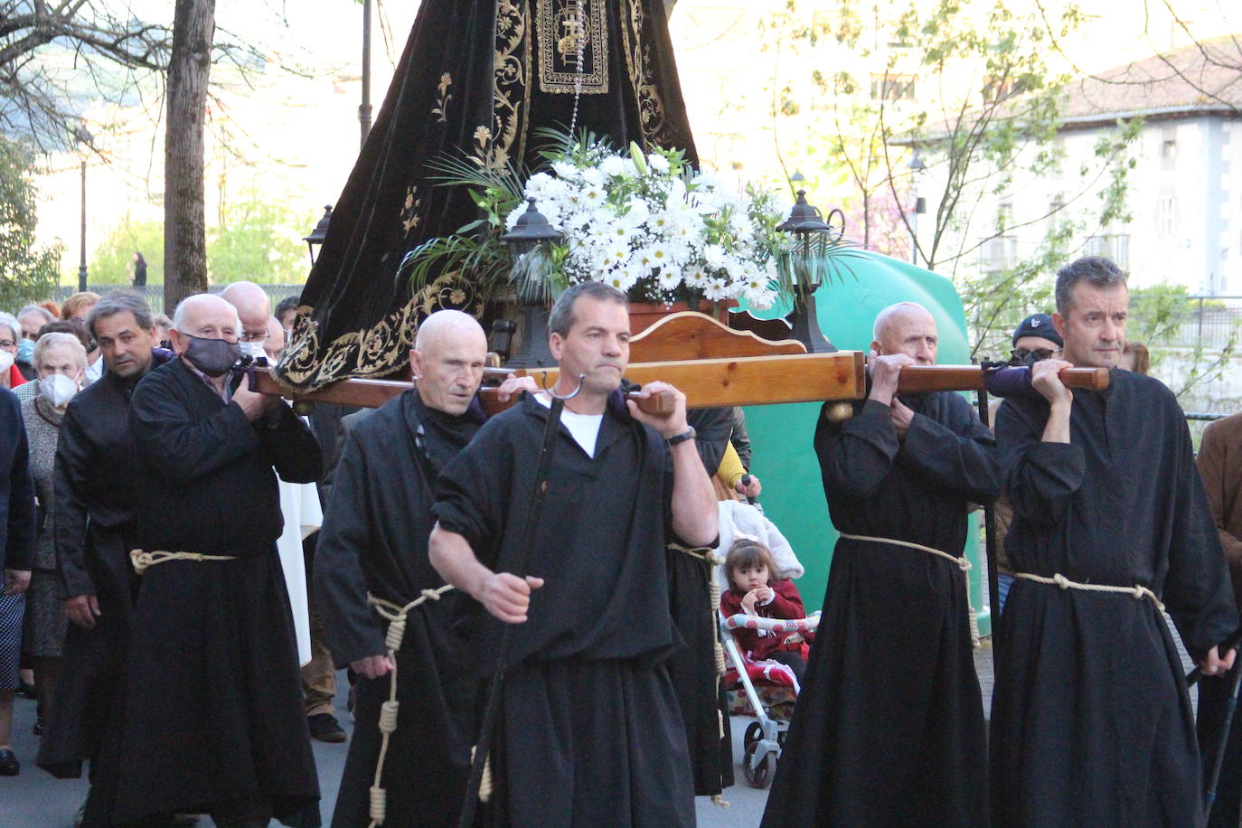 Procesión en Llodio.