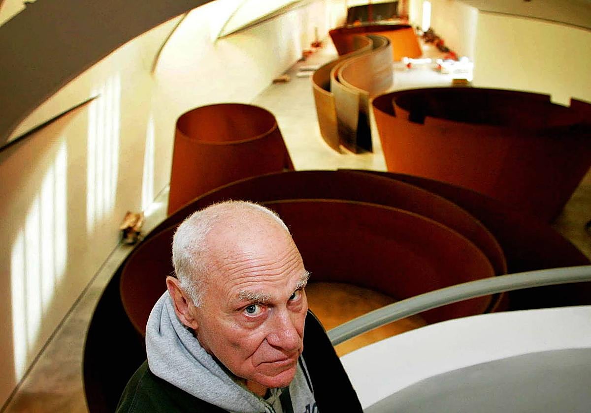 Richard Serra, junto a su escultura permanente en el Guggenheim.