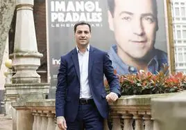 Imanol Pradales, junto a un cartel electoral.