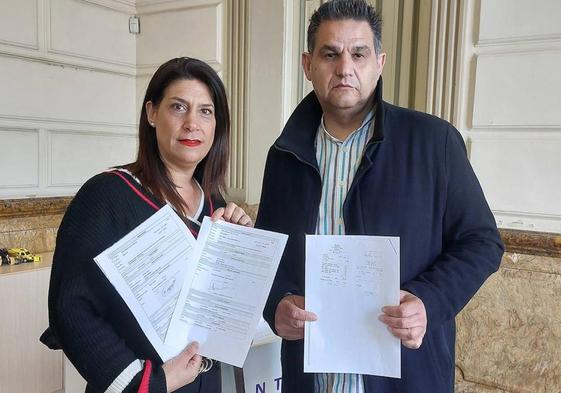 Itziar Utrera, secretaria general del PSE en Santurtzi, y Juan Andrades, portavoz del grupo municipal, muestran los documentos de prueba.