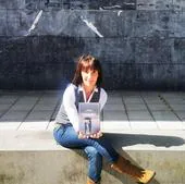 La escritora Susana Martínez posa junto al libro.
