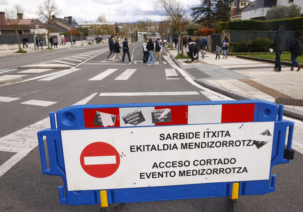 Uno de los accesos cortados en las inmediaciones del estadio de Mendizorroza.