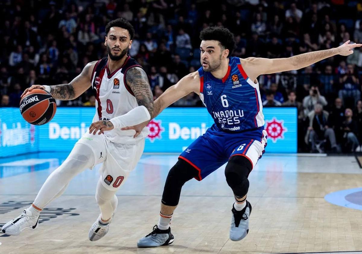 Howard desborda con el bote a Elijah Bryant en el partido de Estambul.