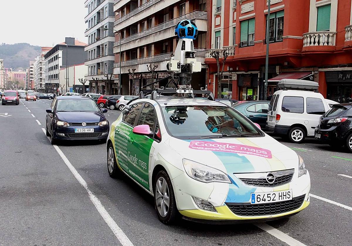 Un vehículo de Google Maps toma imágenes de las calles de Bilbao para su servicio digital.