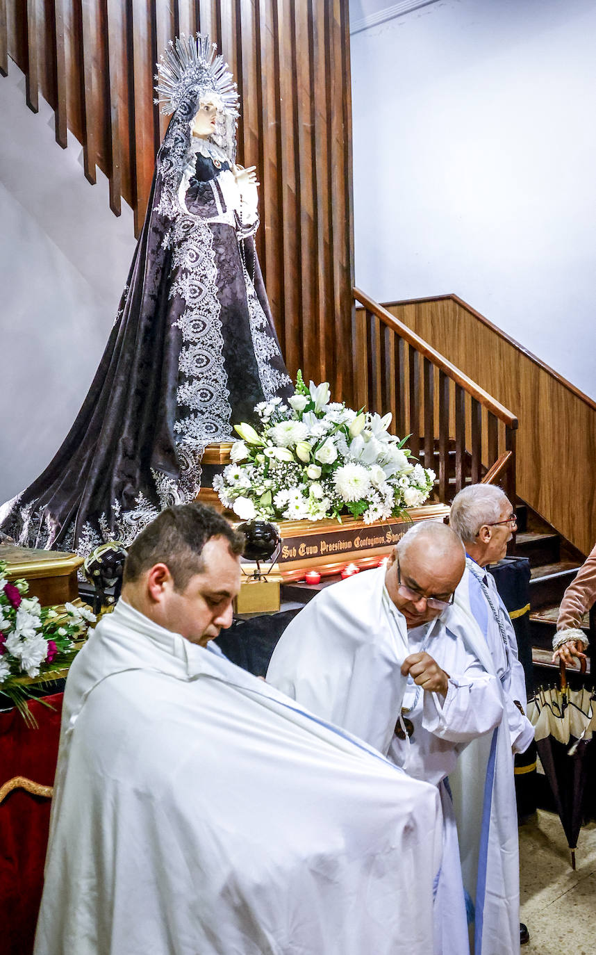 En imágenes: La lluvia obliga a suspender en Vitoria la Procesión del Silencio