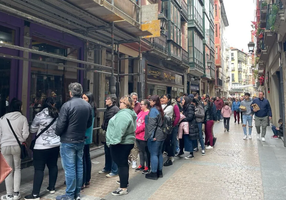 Largas colas para conocer la nueva tienda de Harry Potter en Bilbao