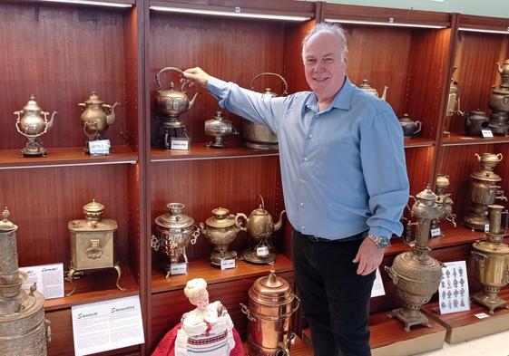 El coleccionista de cafeteras Kepa Aperribai posa junto a algunas de las piezas que expone en el Museo de Orduña.