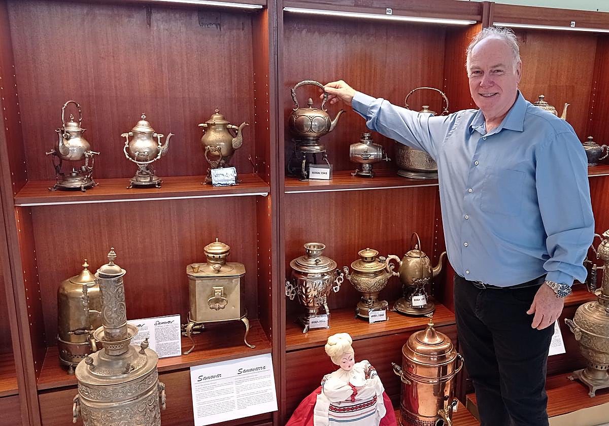 El coleccionista de cafeteras Kepa Aperribai posa junto a algunas de las piezas que expone en el Museo de Orduña.