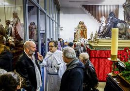 Los pasos de la Procesión del Silencio permanecen en el interior de la iglesia de los Desamparados.