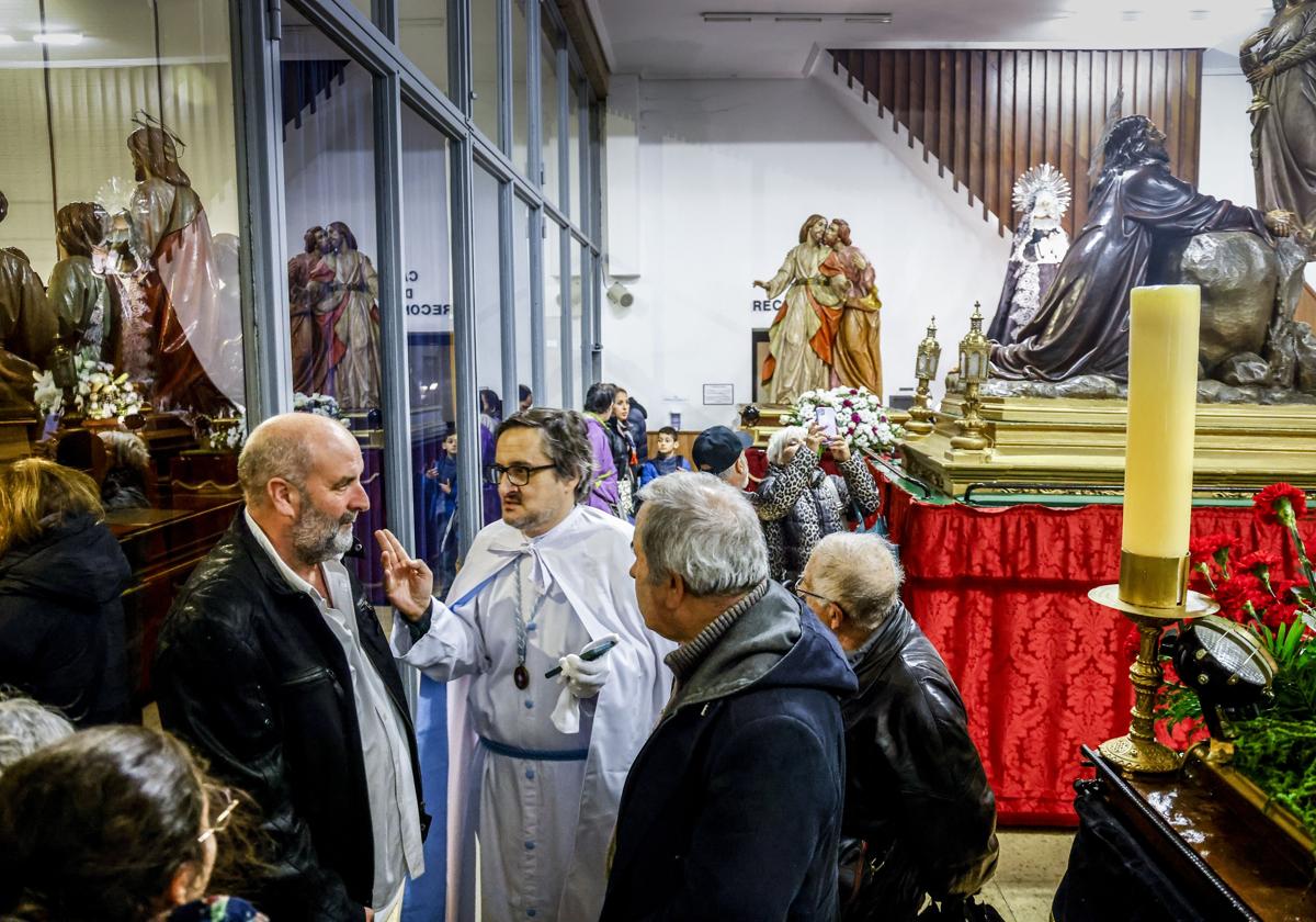 Los pasos de la Procesión del Silencio permanecen en el interior de la iglesia de los Desamparados.