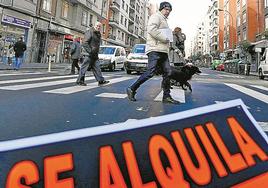 Un cartel de 'se alquila' tirado en el suelo.