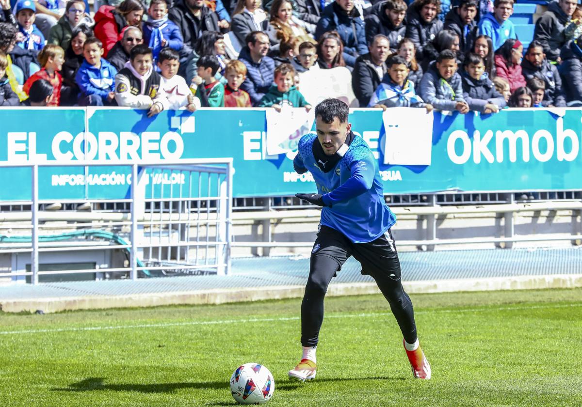 Álex Sola pone un centro durante el entrenamiento de ayer.