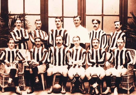 Imagen del Athletic de Bilbao tras ganar la Copa en 1910. Belauste es el tercero por la izquierda, de pie.