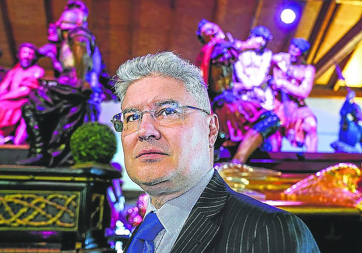 Diago posa en el Museo de Pasos, que alberga algunas de las principales esculturas de la Semana Santa bilbaína.