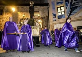 La lluvia obliga a suspender la procesión del Santo Entierro en Vitoria