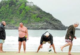 Un grupo de jubilados, en la playa de La Concha de San Sebastián.