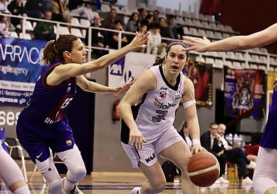 Ariztimuño trata de entrar a canasta ante la oposición de una rival.