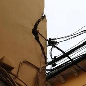 Un paso de Semana Santa choca con el tendido eléctrico y desprende parte de una fachada
