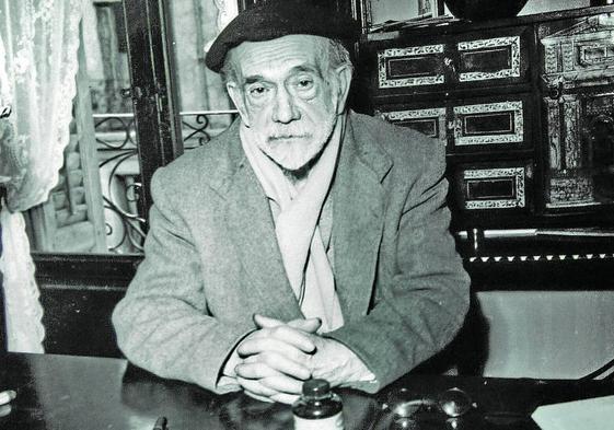 Pío Baroja posa en su escritorio de la calle Mendizabal, en Madrid.