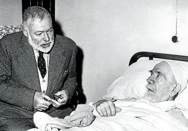 Escritores en el hospital. Ernest Hemingway visita a Pío Baroja durante un periodo de convalecencia.