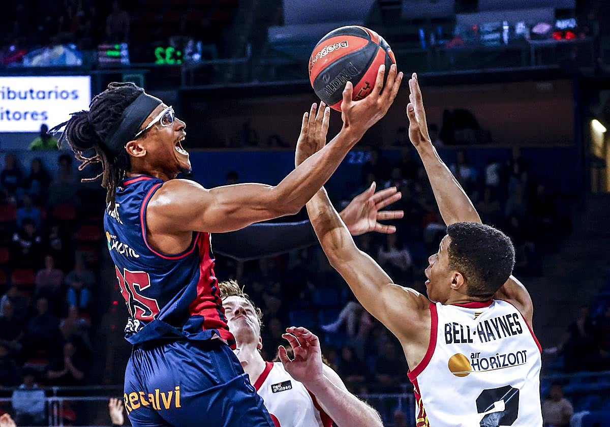 Moneke, máximo anotador de la noche con 22 puntos, gana la pelota a Bell-Haynes.