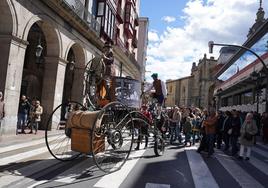 Un divertido recorrido teatralizado cuenta la historia del Casco Viejo con mucho humor.