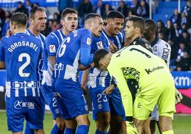 Los alavesistas exponen sus quejas al árbitro del encuentro, el mismo del ascenso en Valencia.