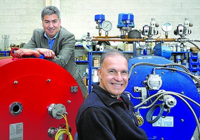 Iñigo Béjar y César Flores, en la planta de quemadores industriales de E&M Combustión en Artea.