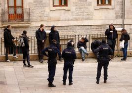 Agentes de la Ertzaintza, durante el operativo de Vitoria.