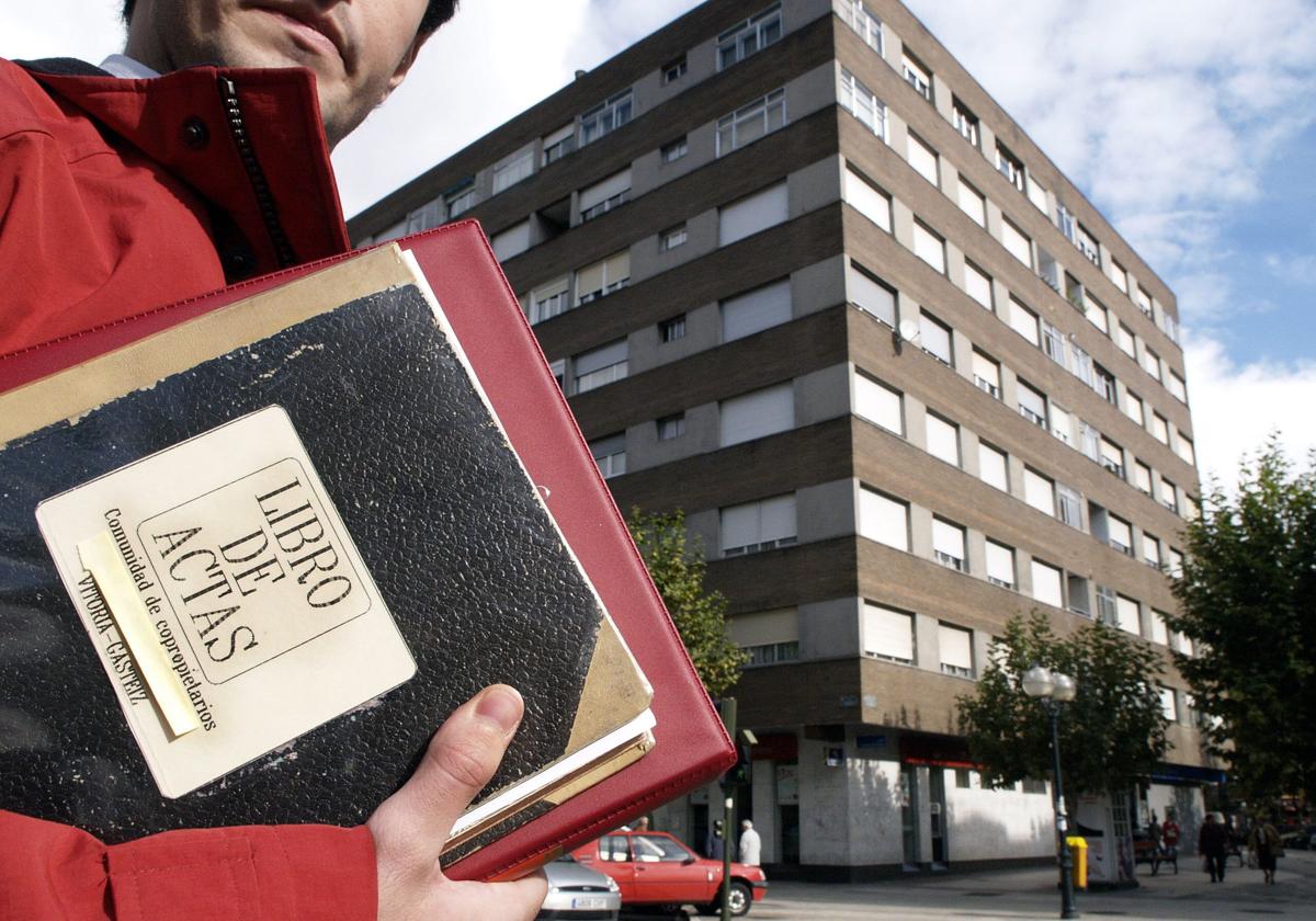 Un hombre ajeno a la información con un libro de actas.