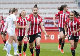 Zugasti celebra su primer gol junto a Nerea Nevado, Irene Oguiza y Sara Ortega.