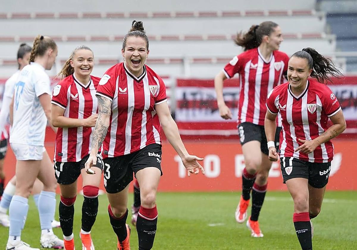 Zugasti celebra su primer gol junto a Nerea Nevado, Irene Oguiza y Sara Ortega.