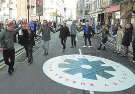 Representantes del PNV, con Itxaso Atutxa y Xabier Barandiaran a la cabeza, coincidieron ayer con miembros de Bildu como Nerea Kortajarena y Miren Zabaleta en el acto de Batera.