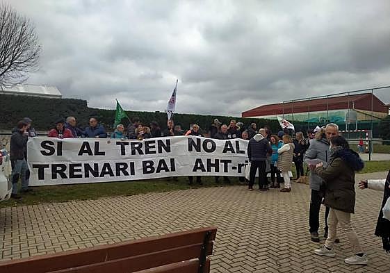 Concentración en Rivabellosa en contra del trazado del Tren de Alta Velocidad.
